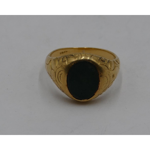 438 - An 18ct gold oval gentleman's signet ring set with green stone, with chased shoulders, size P/Q, 6.2... 