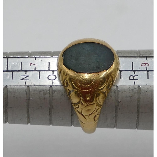 438 - An 18ct gold oval gentleman's signet ring set with green stone, with chased shoulders, size P/Q, 6.2... 