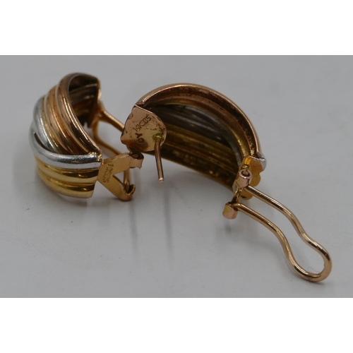 442 - A pair of 3-coloured gold earrings with fluted decoration, 7.1 grams.