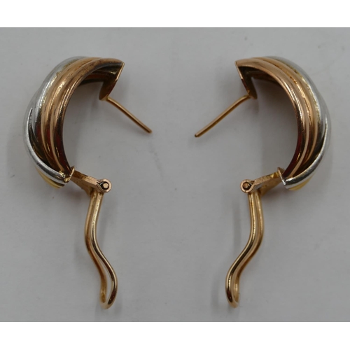 442 - A pair of 3-coloured gold earrings with fluted decoration, 7.1 grams.