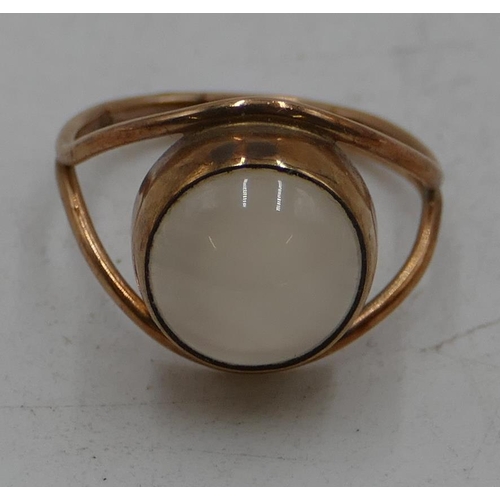 506 - A 9ct gold ring set with moonstone, with open shoulders, size K.