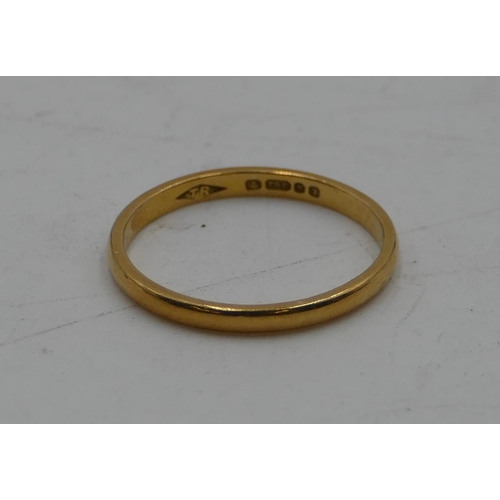 512 - An 18ct gold wedding ring size M/N, 1.7 grams.