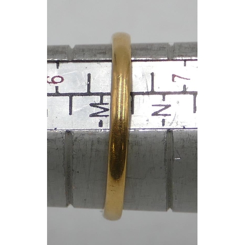 512 - An 18ct gold wedding ring size M/N, 1.7 grams.