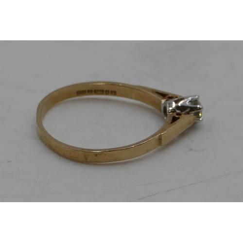 553 - A 9ct gold solitaire diamond ring, size N/O.