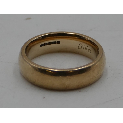 555 - A 9ct gold gentleman's wedding ring, size T, 9.1 grams.