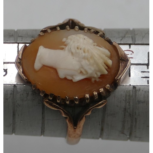 562 - A 9ct gold ladies' cameo ring with raised figurehead of a lady, size S, 4.1 grams gross.