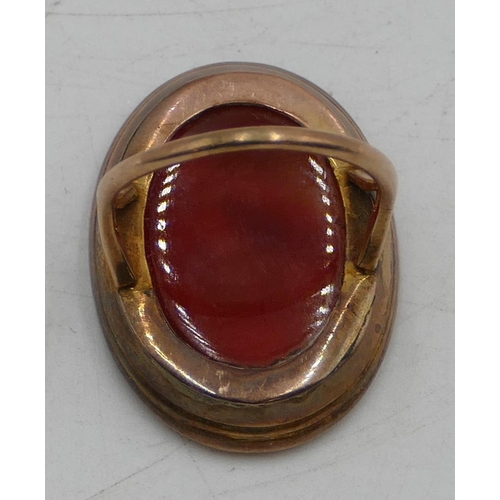 571 - A Georgian gold seal ring set with oval red seal depicting family crest (Slight chip to rim), seal 3... 