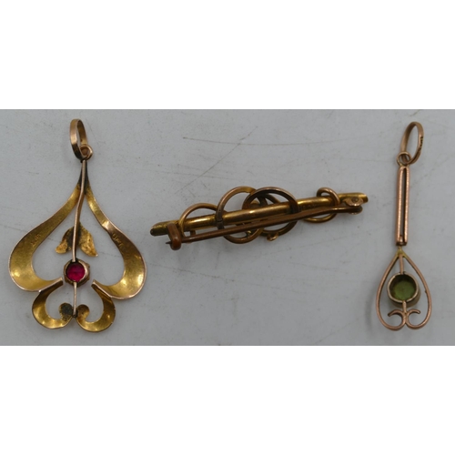 580 - A 9ct gold drop pendant mounted with green stone, a 9ct gold pendant mounted with red stone and a 9c... 