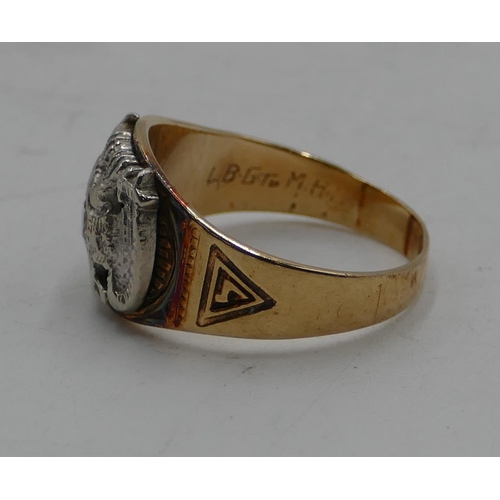 585 - A 9ct gold American gentleman's ring with 2 raised eagles mounted with solitaire diamond, approx. 0.... 