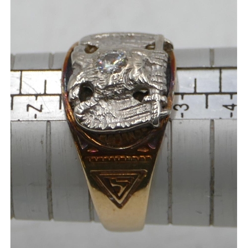 585 - A 9ct gold American gentleman's ring with 2 raised eagles mounted with solitaire diamond, approx. 0.... 