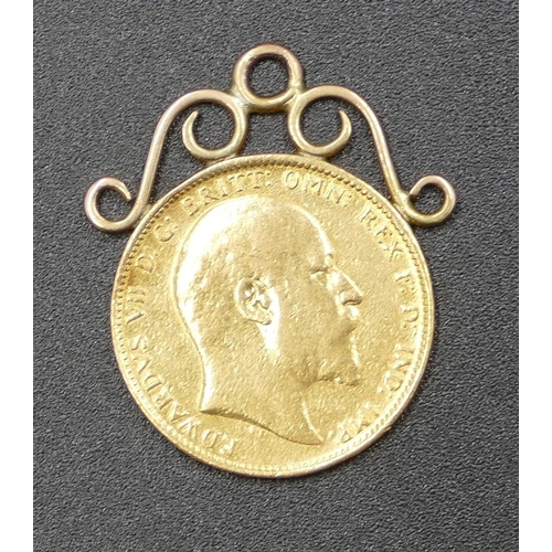 609 - An Edward VII gold sovereign with welded with pendant top, 1904, 8.8 grams gross.