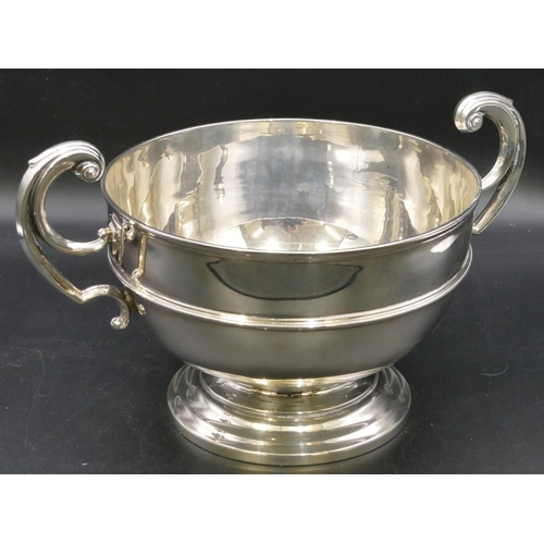 292 - An Edward VII plain silver round 2-handled trophy on sweeping foot, Sheffield 1902 (maker's mark rub... 