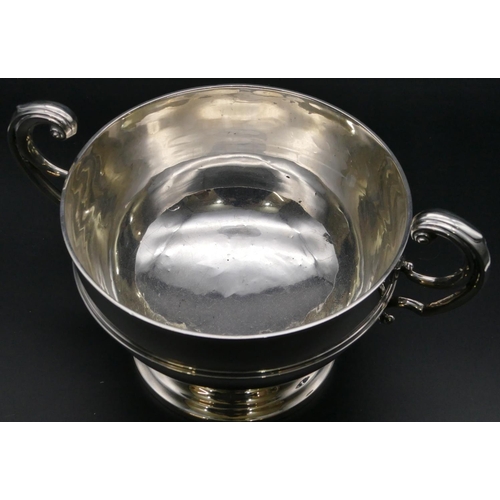 292 - An Edward VII plain silver round 2-handled trophy on sweeping foot, Sheffield 1902 (maker's mark rub... 