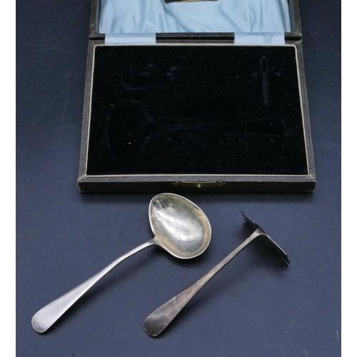 309 - A Sheffield silver child's egg spoon and pusher, in fitted black leather case, 1.4oz.