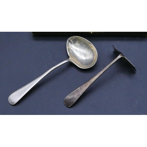 309 - A Sheffield silver child's egg spoon and pusher, in fitted black leather case, 1.4oz.