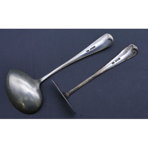 309 - A Sheffield silver child's egg spoon and pusher, in fitted black leather case, 1.4oz.