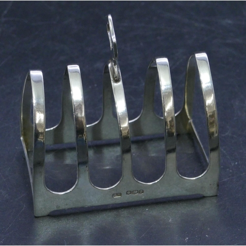 311 - A Sheffield silver 5-bar toast rack with centre carrying handle, 7.5cm long, 1.7oz.