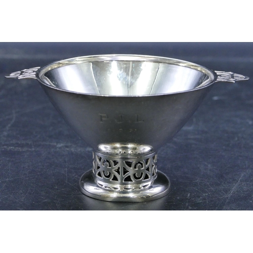 326 - A George V silver round 2-handled sugar bowl with pierced decoration, on sweeping foot, Sheffield 19... 