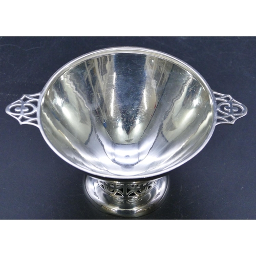 326 - A George V silver round 2-handled sugar bowl with pierced decoration, on sweeping foot, Sheffield 19... 