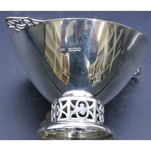 326 - A George V silver round 2-handled sugar bowl with pierced decoration, on sweeping foot, Sheffield 19... 