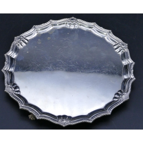 328 - An Edward VIII silver pie crust card tray, with gadroon rim, on 3 splayed claw feet, Birmingham 1936... 