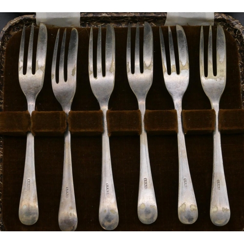 347 - A set of 5 Sheffield silver handled butter knives, cased, a set of 6 plated butter knives, cased, a ... 