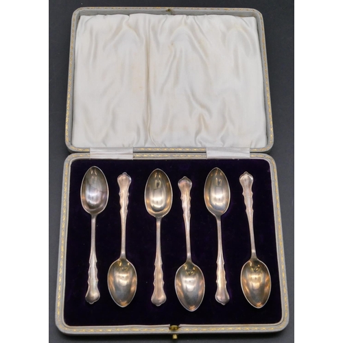 350 - A set of 6 London silver teaspoons with scallop shaped handles, in fitted leather case, 1.7oz.