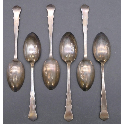 350 - A set of 6 London silver teaspoons with scallop shaped handles, in fitted leather case, 1.7oz.