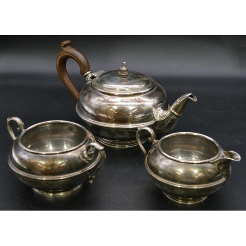 398 - A 3-piece George V silver round bulbous shaped tea service, comprising of teapot with wooden handle,... 