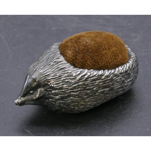 413 - A novelty silver pin cushion in form of a hedgehog, Birmingham 1982, overall weight 0.4oz, 5.7cm lon... 