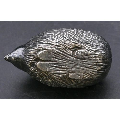 413 - A novelty silver pin cushion in form of a hedgehog, Birmingham 1982, overall weight 0.4oz, 5.7cm lon... 