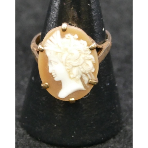 425 - A 9ct gold lady's oval cameo ring, shoulder length portrait of a lady and a small gold twist wedding... 