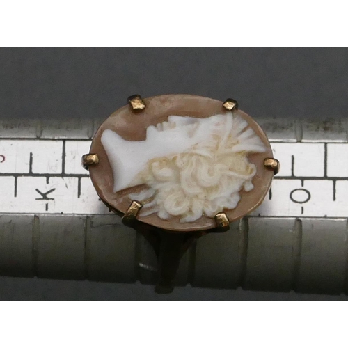 425 - A 9ct gold lady's oval cameo ring, shoulder length portrait of a lady and a small gold twist wedding... 