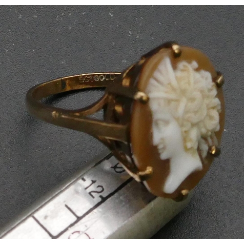 425 - A 9ct gold lady's oval cameo ring, shoulder length portrait of a lady and a small gold twist wedding... 