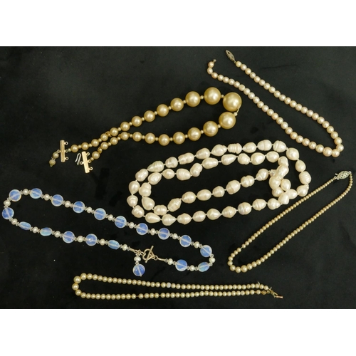 436 - A heavy cultured pearl necklace and 5 various other necklaces.