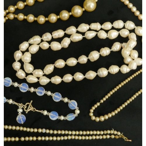 436 - A heavy cultured pearl necklace and 5 various other necklaces.