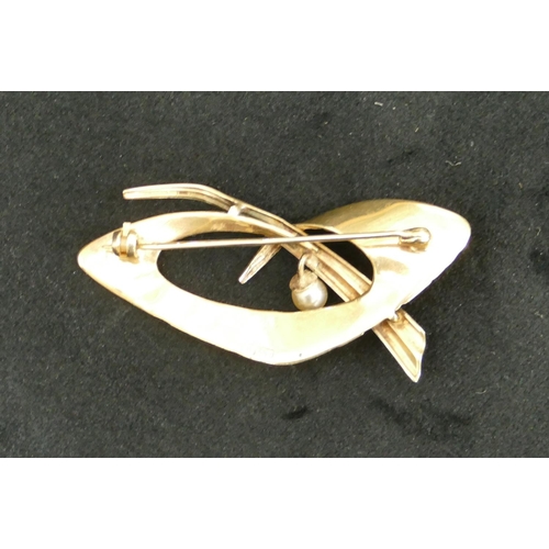 438 - A 9ct gold brooch set with small cultured pearl, 5.2cm long, 5.3 grams.