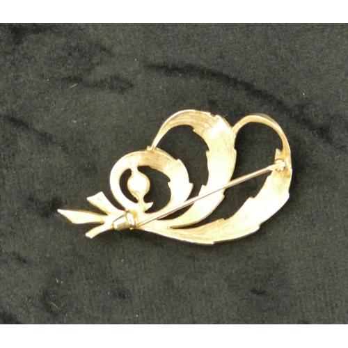 439 - A 9ct gold scroll shaped brooch set with small pearl (pearl missing), 5cm long, 6 grams.