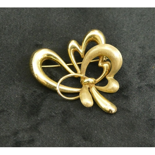 440 - A 9ct gold scallop shaped brooch, 4cm wide, 6.2 grams.