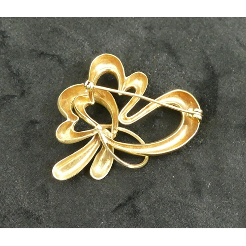 440 - A 9ct gold scallop shaped brooch, 4cm wide, 6.2 grams.