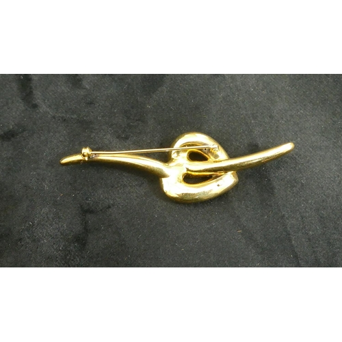 441 - A 9ct gold bar brooch in form of an entwined heart, 7.8cm long, 5.5 grams.