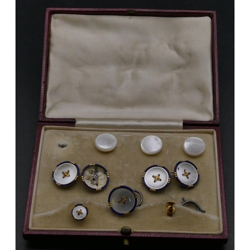 454 - A pair of 9ct gold circular gentman's cufflinks, a matching button and 2 tie clips (1 top missing) w... 