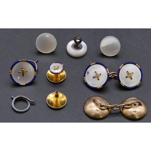 454 - A pair of 9ct gold circular gentman's cufflinks, a matching button and 2 tie clips (1 top missing) w... 