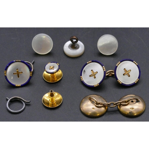 454 - A pair of 9ct gold circular gentman's cufflinks, a matching button and 2 tie clips (1 top missing) w... 