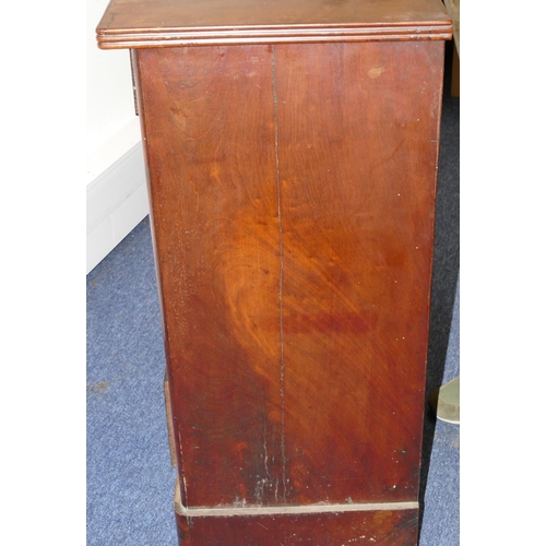 747 - A small 19th Century mahogany straight front chest of drawers with 4 long graduated drawers, drop br... 