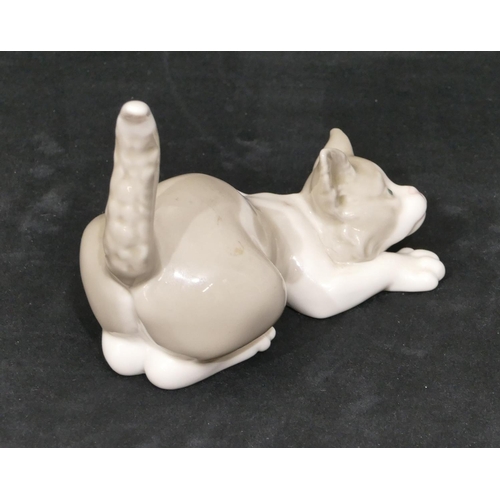 121 - A Lladro figure of a prowling cat, 12cm wide