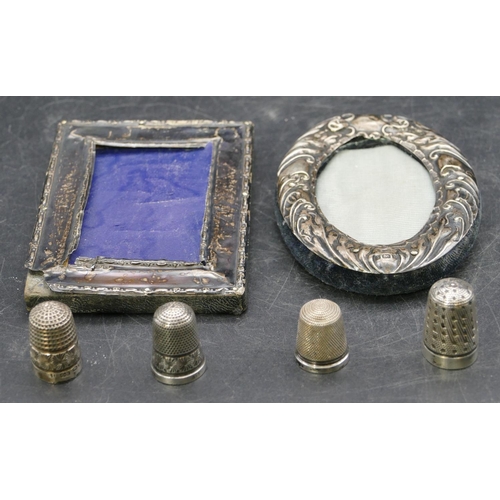 240 - 4 various silver thimbles, 2 small silver mounted photograph frames (1 frame a/f)