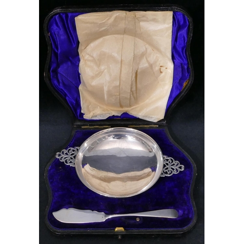 259 - A London silver round 2-handled butter dish with pierced handles, matching butter knife in fitted bl... 