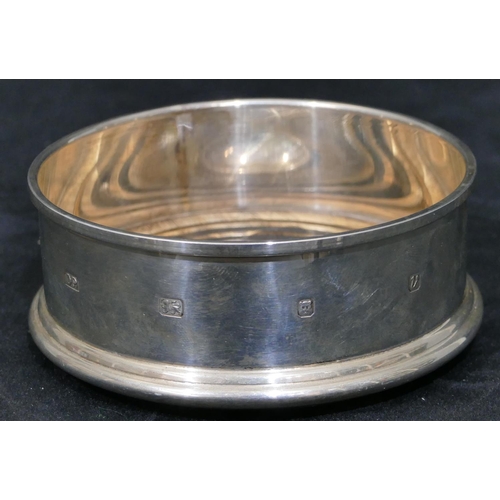 275 - A modern London silver small round wine coaster with wooden centre, 10cm diameter