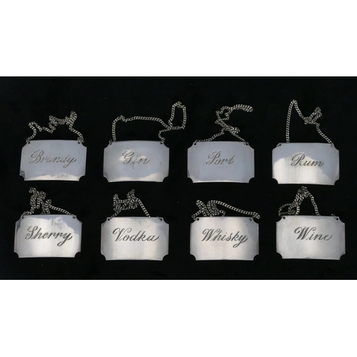 280 - A set of 8 modern Birmingham silver plain wine labels with chains 